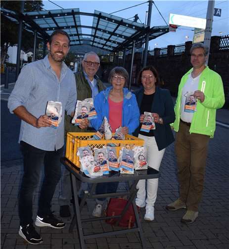 Die Frühaufsteher der Freien Wählergruppe überraschten die Andernacher Berufspendler mit einem kleinen Frühstück (v.r. Sven Kern, Iris Hiller, Marie-Luise Platten, Peter Schroeder und Christian Greiner). Foto: Klein/FWG Andernach e.V.
