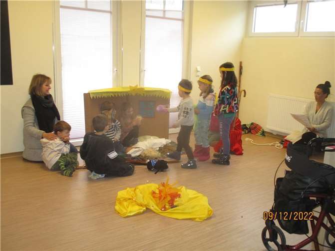 Die Fuchsgruppe spielte ein Theaterstück über die Weihnachtsgeschichte.  Fotos: Kita Hummelnest