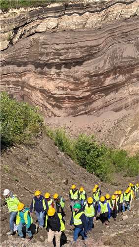 Die Führung am Eppelsberg in Nickenich.  Foto: Albertinum Mendig