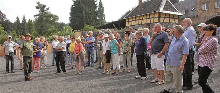 Die Führung auf Schloss Vehn lockte eine ungewöhnlich große Zahl von Exkursionsteilnehmern an. Revierförster Helmut Willerscheid bemühte sich sehr darum, dass alle Anwesenden seine Ausführungen hören konnten.  Denkmalverein