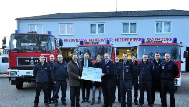 Die Führung des Löschzugs Niederbieber-Segendorf der Freiwilligen Feuerwehr Neuwied konnte sich über einen Scheck im Wert von 2.500 Euro freuen. Das Geld soll zur Finanzierung einer Wärmebildkamera genutzt werden. privat