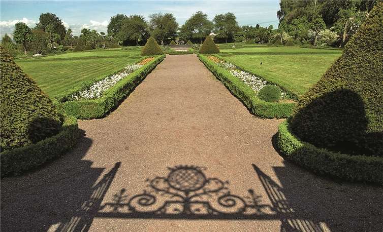 Die Führung durch den französischen und englischen Garten der Abtei Rommersdorf erzählt Vieles zu den Ursprüngen der Gartengestaltung. privat
