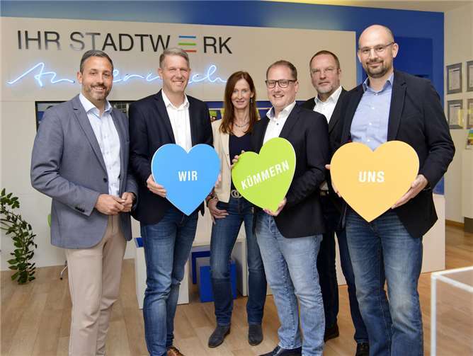 Die Führungskräfte der Stadtwerke Andernach freuen sich gemeinsam über die Entwicklung. Foto: Meta Welling