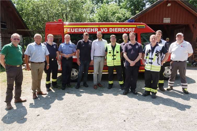 Die Führungsmannschaft mit Landrat, Bürgermeister und Gerd Schneider vom Fürstlich Wiedischen Forstamt.