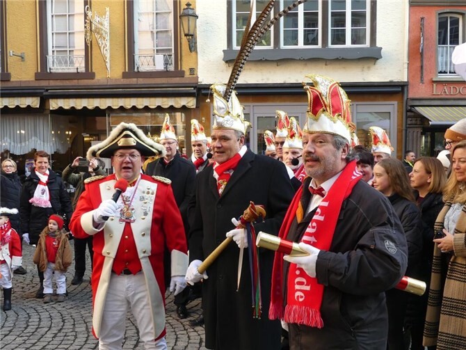 Die Führungsriege der Cochemer Karnevalisten bediente sich beim diesjährigen Rathaussturm einer besonderes trickreichen List. Foto: TE