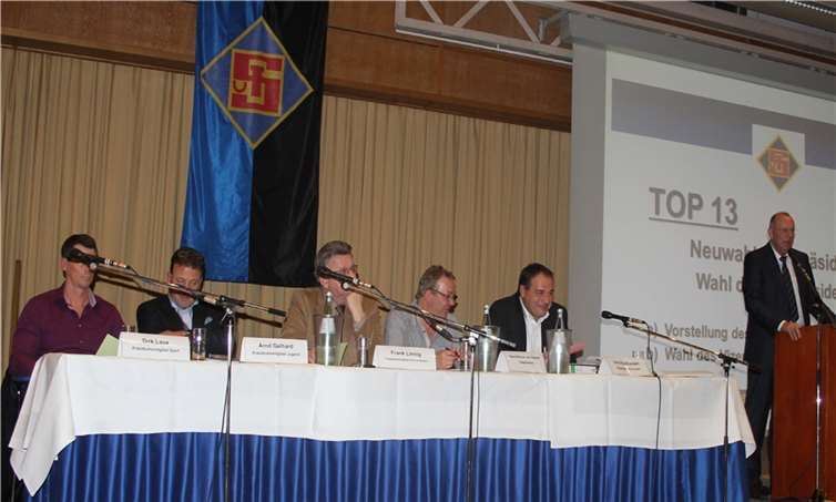 Die Führungsriege der TuS Koblenz bleibt unverändert am Ball. v.l.n.r.: Dirk Laux (Präsidiumsmitglied Sport), Arnd Gelhard  (Präsidiumsmitglied Jugend), Frank Linnig  (Präsidiumsmitglied Kommunikation), Hans-Werner van Heesch (Vizepräsident), Dirk Feldhausen  (Präsidiumsmitglied Finanzen) und Dr.Werner Hecker.TH