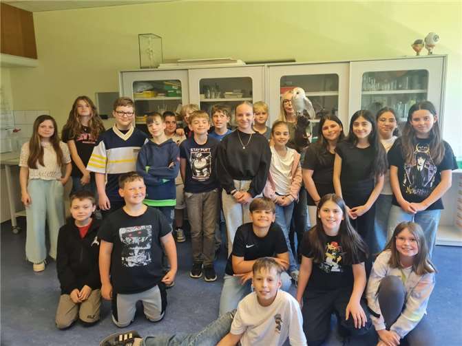 Die Fünftklässler der RS+ Mendig mit Schleiereule und Falknerin Astrid Leich – ein Unterricht zum Anfassen.  Foto: privat