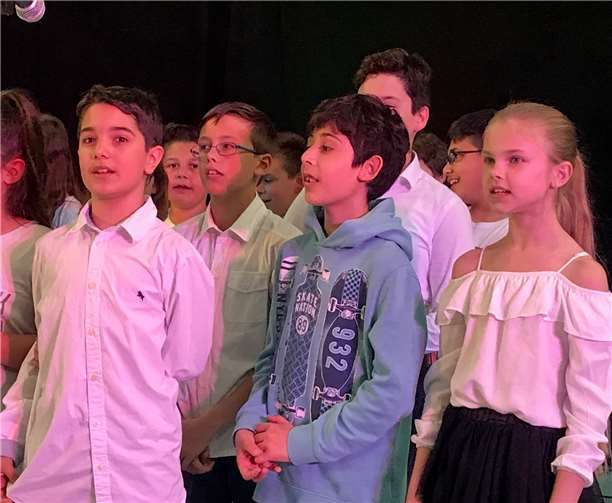 Die Fünftklässler sangen im Chor.Foto: Sandra Rosa