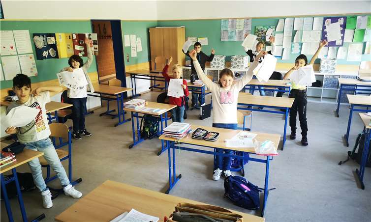 Die Fünftklässler schreiben Briefe an die Senioren.Quelle: Erich Kästner Realschule plus