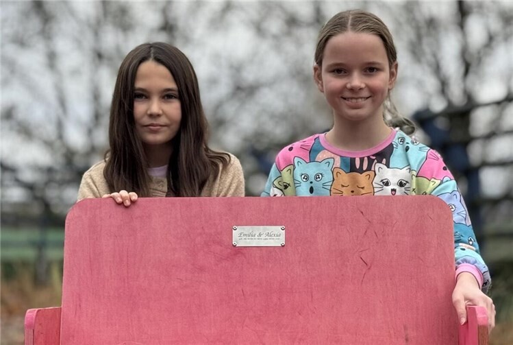 Die Fünftklässlerinnen Emilia Henrichs (5a) und Alexia Lichtenwaldt (5b) stellten sich der besonderen Herausforderung und entwarfen und bauten eine Sitzbank für Kleinkinder. Foto:GiK
