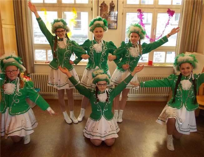 Die Fünkchen bei ihrem Auftritt beim Seniorenkarneval. privat