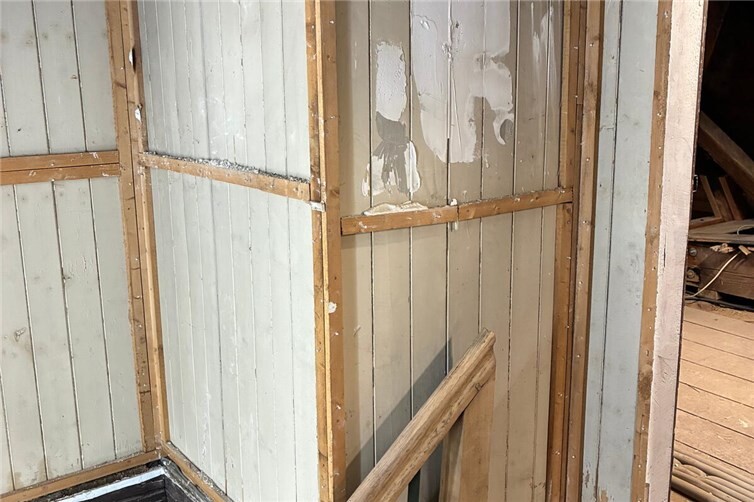 Die Fundstücke befanden sich hinter einer Gipskartonverkleidung an der Wandvertäfelung des Zugangs zum Dachboden im Bereich der Treppe.