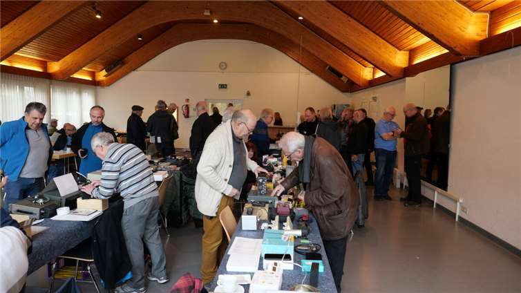 Die Funkamateure des DARC-OV Ahrweiler veranstalteten ihren Flohmarkt am Samstag, den 23. November 2024, im Bürgerhaus Heppingen, in Bad Neuenahr-Ahrweiler zum 37. Mal und erstmals nach Corona und der Ahrflut. Foto: privat