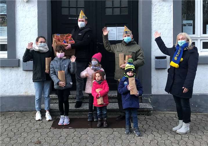 Die „Funke-Pänz“ mit den Spendern und Betreuerin Monika Loch. Foto: privat