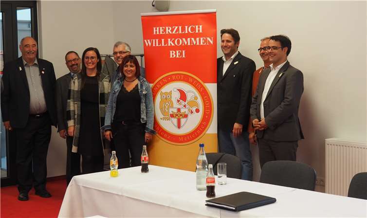 Die Funken Rot-Weiß-Gold und das diesjährigeTollitäten-Paar freuen sich auf eine tolle Session. Foto: HH