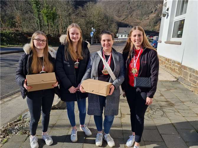 Die Funken halfen tatkräftig mit.  Fotos: Bunte Kuh