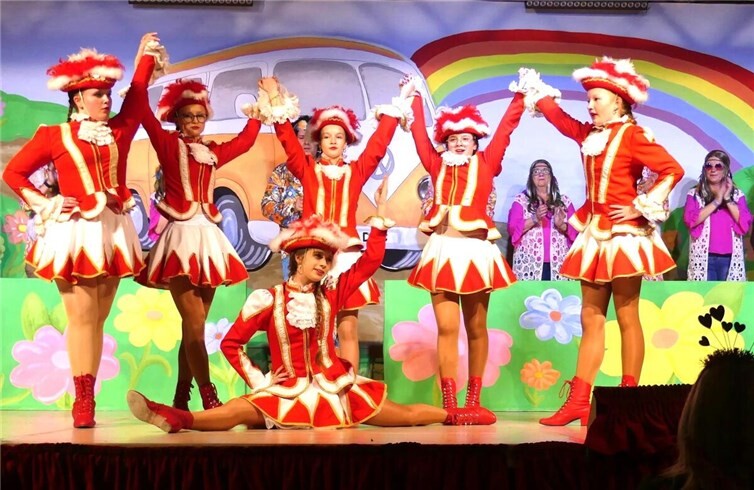 Die Funkenformationen der Gastgeber erfreuten mit blöitzsauberen Gardetänzen aus dem Narrenparkett. Foto: TE