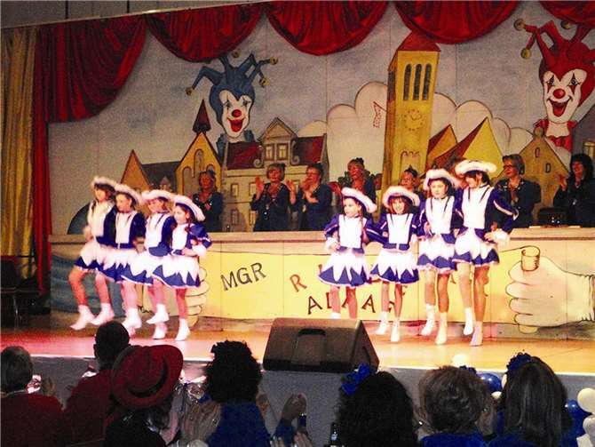 Die Funkengarde der Möhnen beim Gardetanz.