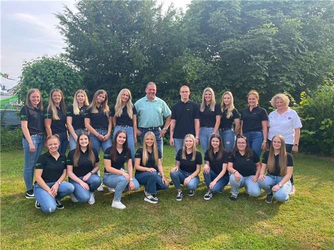 Die Funkengarde in ihren neuen Shirts.  Foto: privat