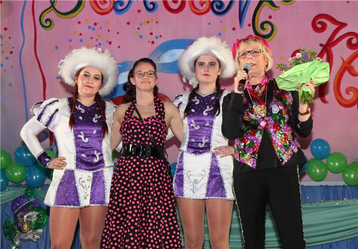 Die Funkenmariechen der „Scheene Kenne“, v. lks.: Sandy Dötsch, Trainerin Sandra Hamm, Christina Dötsch und Moderatorin Petra Kaltenborn.