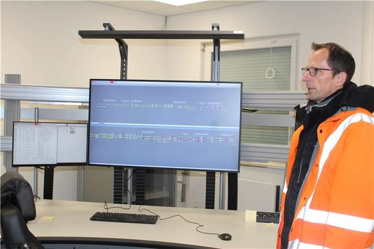 Ahrtalbahn: Erstes elektronisches Stellwerk geht in Betrieb Die Funktion des neuen ESTW erläuterte Georg Laumen.