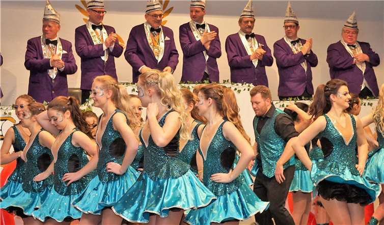 Die Funky Diamonds luden tänzerischzur „Party durch die Nacht“ ein. Fotos: FF