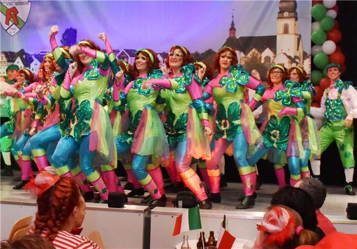 Die Funny Girls and Boys vomMöhnenverein Wallersheim tanzten im bunten Outfit. Fotos: HEP