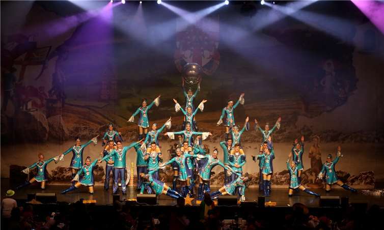 Die Funny Girls und Boys aus Wallersheim verwandelten den Saal in eine Disco.