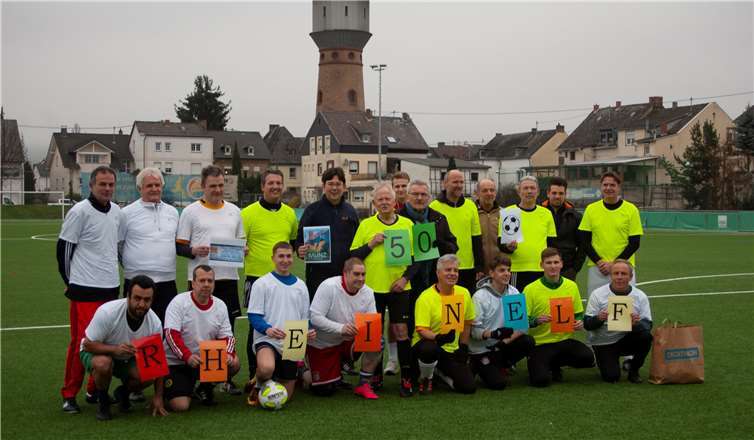 Die Fußball-Mannschaft, die mit Paul, Julius und Philipp Grün, Stephan und Werner Johann Keßler drei Generationen repräsentieren, hier zusammen mit Bürgermeister Michael Mang (Mitte hinten), spielten zum 50-jährigen Bestehen „Weiß" gegen „Gelb". Foto: privat