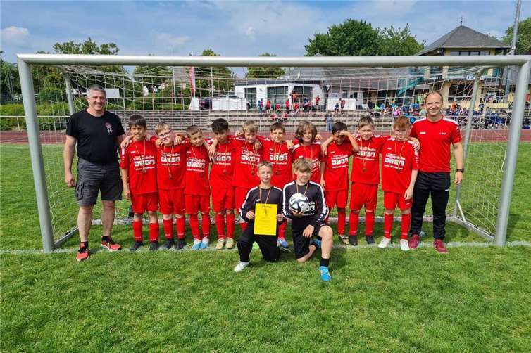 Die Fußball-Schulmannschaft der Grundschule Weißenthurm. Foto: Jordi Frohn