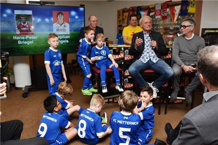 Die Fußballegenden Stephan Engel (v.re.) und Hans Peter Briegel wurden von Clemens Buch (hinten li.) interviewt.
