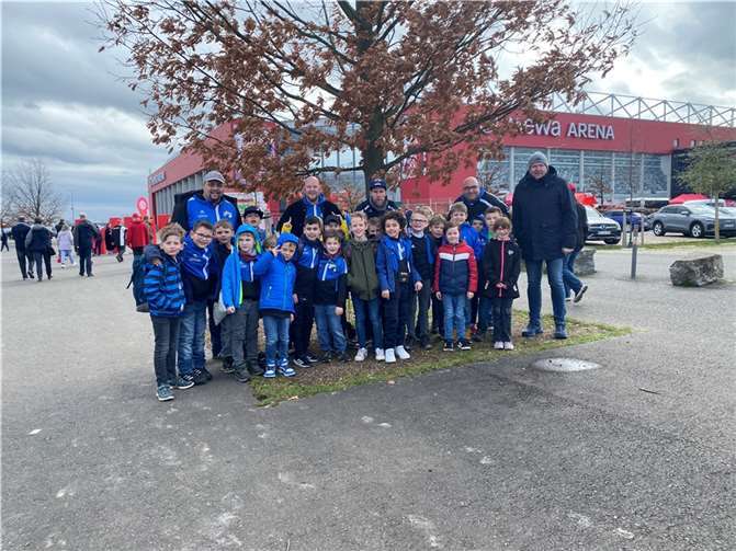 Ein unvergesslicher Tag in Mainz Die Fußballer der JSG Ruitsch-Kerben/Rüber vor dem Stadion. Quellen: JSG Ruitsch-Kerben/Rüber