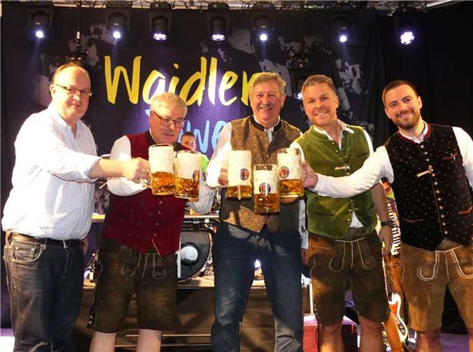Die Fußballer der Spvgg Cochem hatten zumOktoberfest eingeladen. Der Fassanstich erfolgte durchStadtbürgermeister Walter Schmitz (Mitte). Fotos: TE