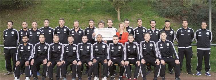 Die Fußballer des FC Horchheim freuen sich über die neuen Trainingsanzüge.privat