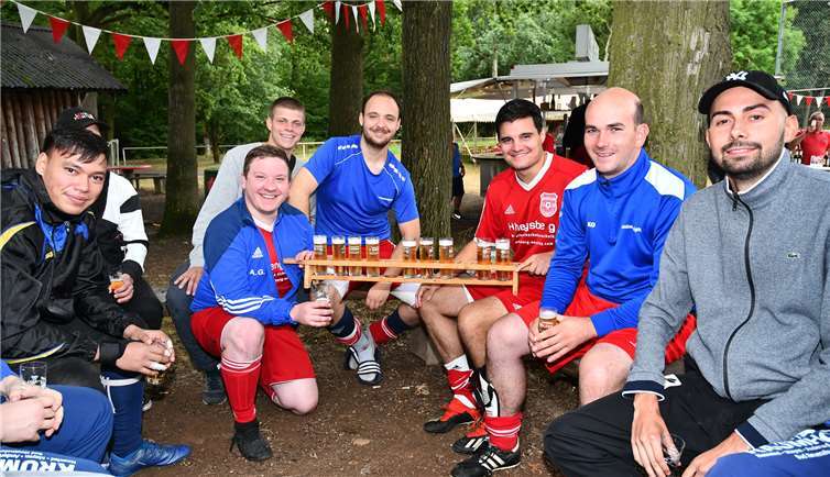 Die Fußballer erfrischten sich mit kühlem Bier. Fotos: Ralf Schuhmann