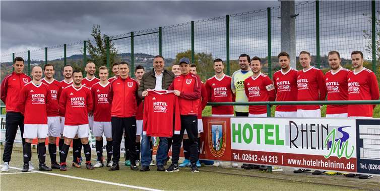 Die Fußballer freuen sich über das neue Outfit.Foto: Tobias Jenatschek