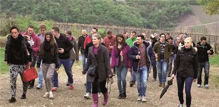 Die Fußballer mit Anhang erreichen den Wanderparkplatz an der Kegelhütte.privat