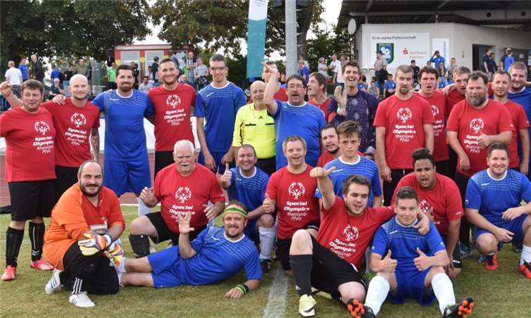 Die Fußballer von Special Olympics und der Rhein-Mosel-Werkstatt Koblenz freuen sich auf die Austragung der Landesspiele 2022 in ihrer Heimat.Quelle: Special Olympics Rheinland-Pfalz e.V.