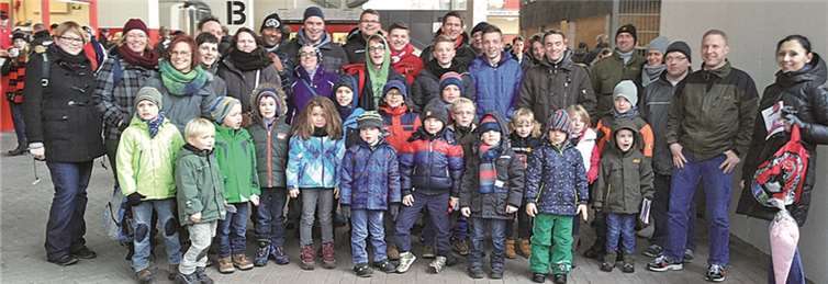 Die Fußballer/Innen in Begleitung ihrer Eltern und Betreuer im Leverkusener Stadion. privat