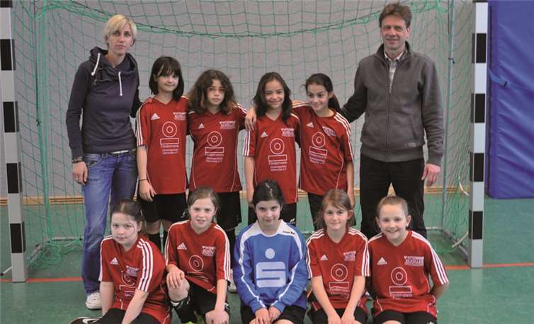 Die Fußballerinnen der Grundschule Ahrweiler kämpften im Finale der Hallenkreismeisterschaft.privat