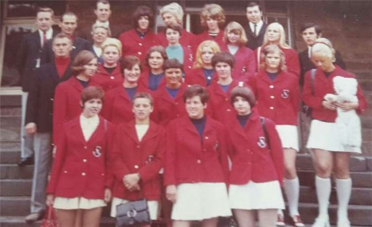 Die Fußballerinnen des SC 07 Bad Neuenahr vor der Bahnreise zur Weltmeisterschaft in Italien. Repro WITE