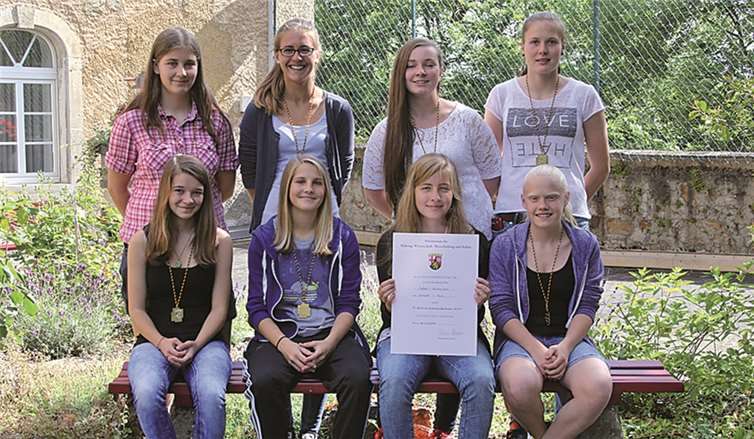 Die Fußballerinnen erhielten für ihre tolle Leistung eine Goldmedaille und eine große Urkunde.  privat