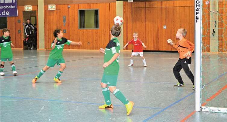 Die Fußballjugend des SV Kripp hatte zum mittlerweile 4. Tiefbau Wahl-Hallencup eingeladen. AB