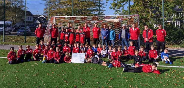 Die Fußballjugend des SV Rheinbreitbach konnte sich über einen Scheck in Höhe von 555,55 Euro freuen.Foto: privat