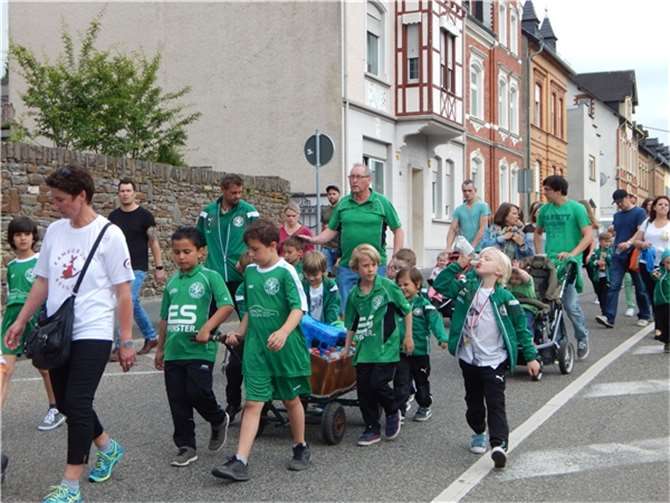 Die Fußballkids beim Festmzug.