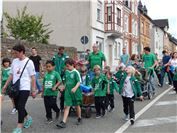 Die Fußballkids beim Festmzug.