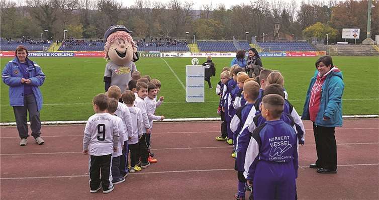 Die Fußballkids wurden vom Maskottchen „Schängelche“ begrüßt. privat