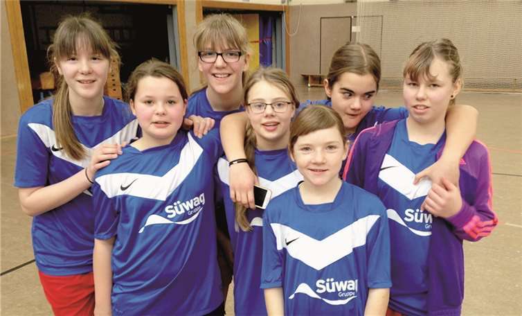 Die Fußballmädchen haben sich für das Bezirksfinale qualifiziert - dementsprechend gut war die Stimmung bei den Spielerinnen.privat