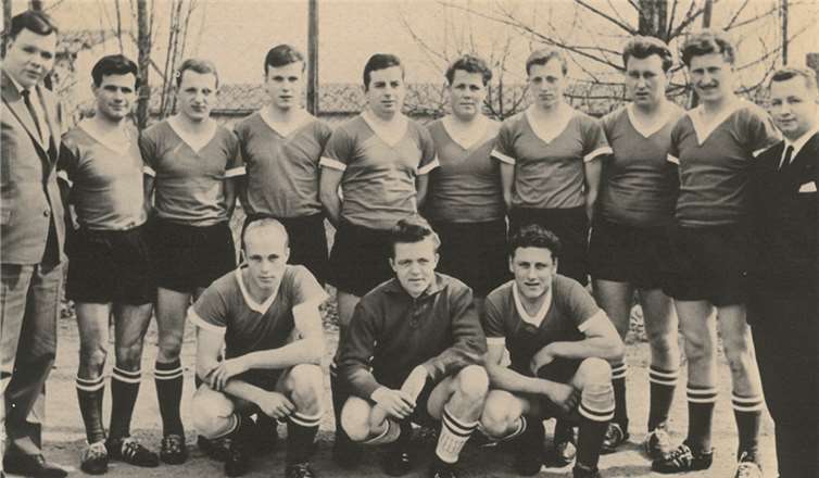 Die Fußballmannschaft des SV 1919 RHEINLAND WESTUM beim ersten Vereinssportfest 1964 (stehend v.li.): P. Arztdorf, R. J. Revert, D. Welter, H. Schlagwein, K. Milbradt, W. Krupp, J. Welter, H. Drolshagen, H. Hahn und W. Hoffmann (hockend v.li.): F. J. Fuchs, E. Fuchs und H. Herges. privat