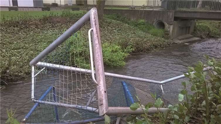 Die Fußballtore landeten im Saynbach. Privat